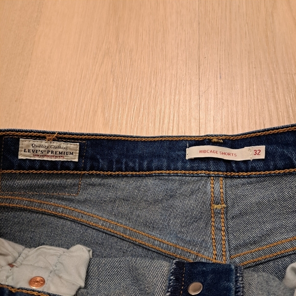 Levi's Medium Wash Distressed Raw Hem Stretchy Ribcage Denim Shorts Size 32 - Picture 4 of 10